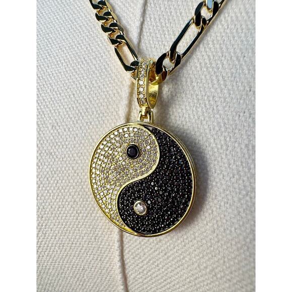 Sparkling Moissanite Ying Yang Pendant & 23.5" Figaro - Picture 11 of 11